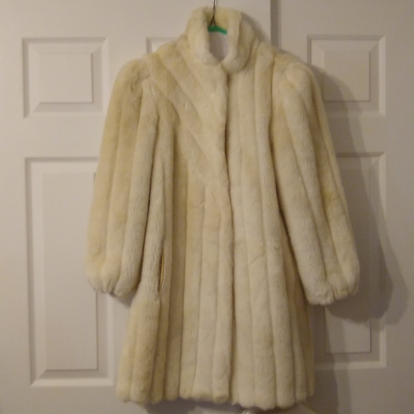 Lintage Off-White Faux Fur Coat - sz 15/16 - NOT Included in Bundling Sale - Picture 2 of 14